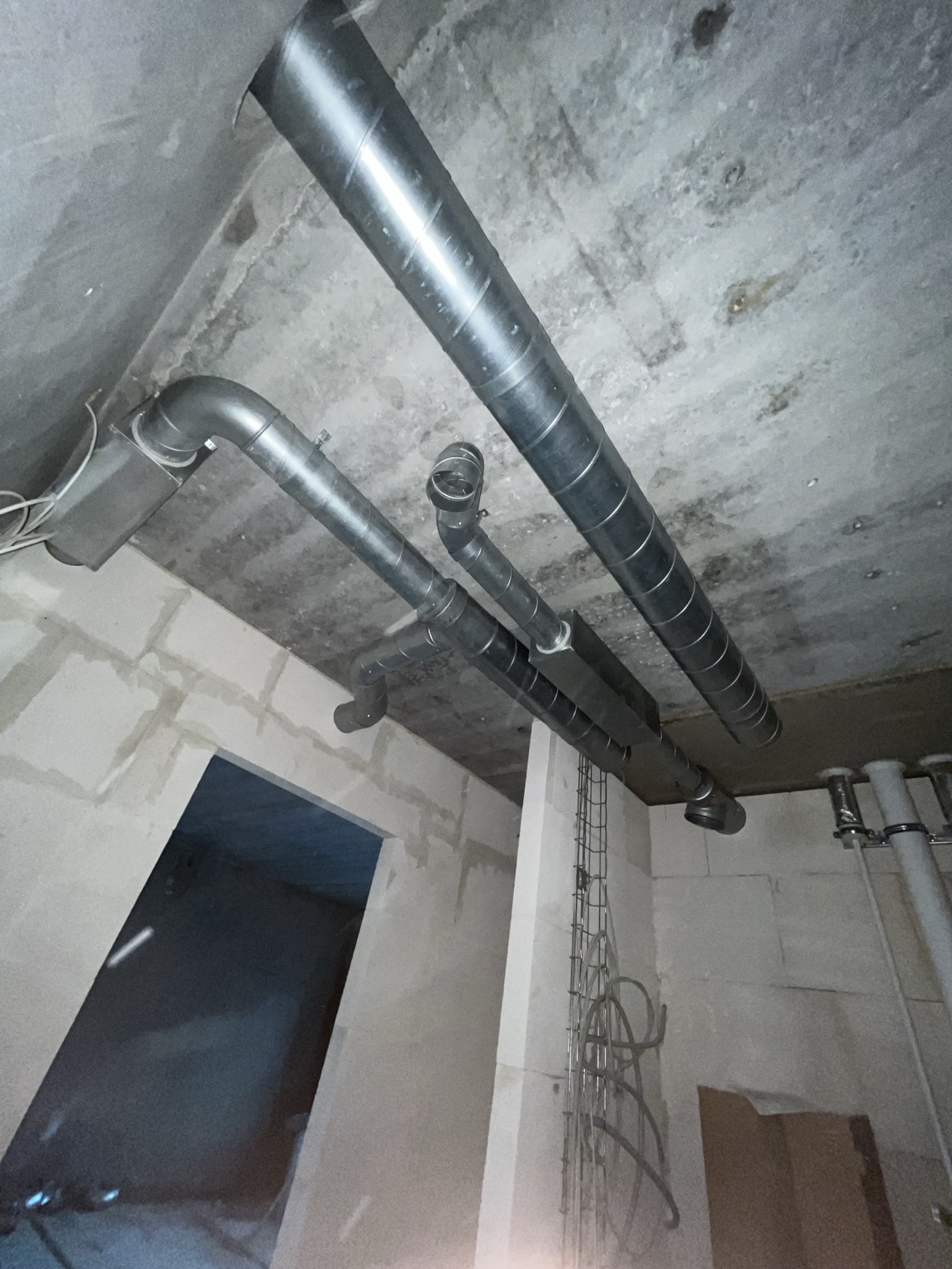 Ventilationsrør monteret under betondæk